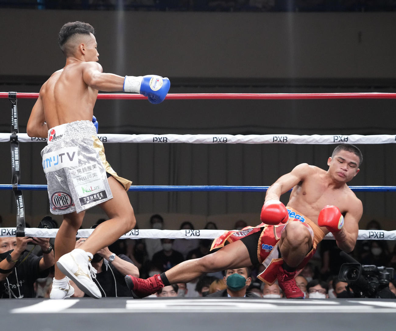 2回、ペテ・アポリナル（右）からダウンを奪う武居（撮影・小沢裕）