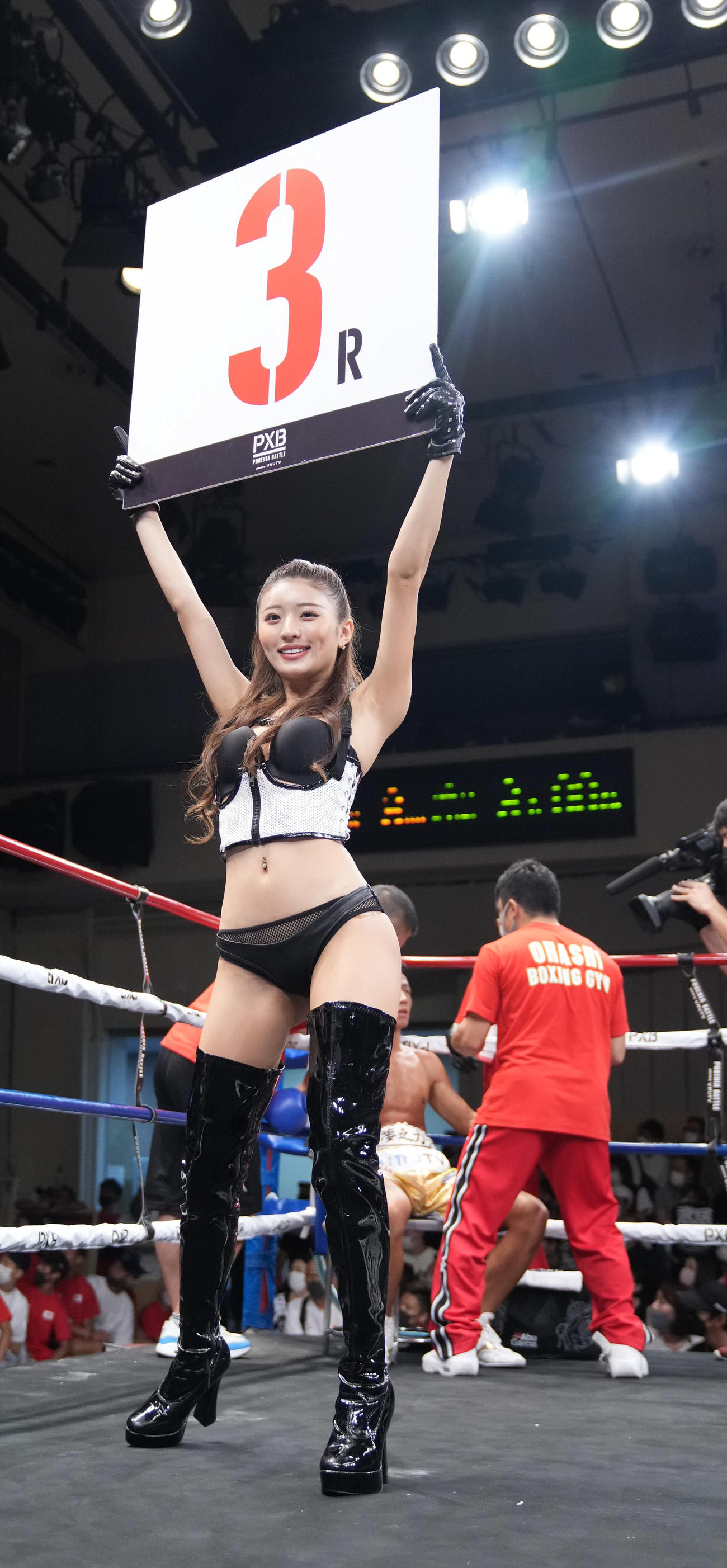 ラウンドガールのMIYABI（撮影・小沢裕）
