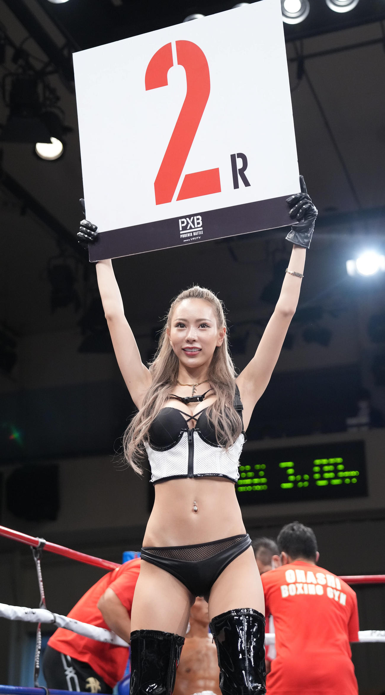 ラウンドガールのHARACHAN（撮影・小沢裕）