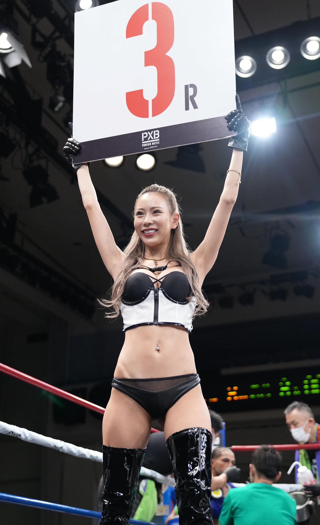 ラウンドガールのHARACHAN（撮影・小沢裕）