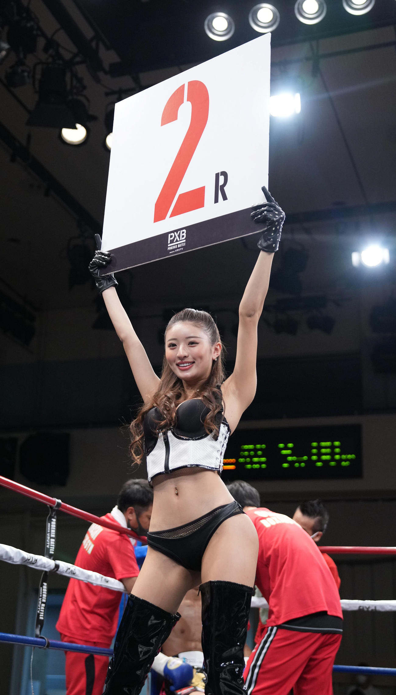 ラウンドガールのMIYABI（撮影・小沢裕）