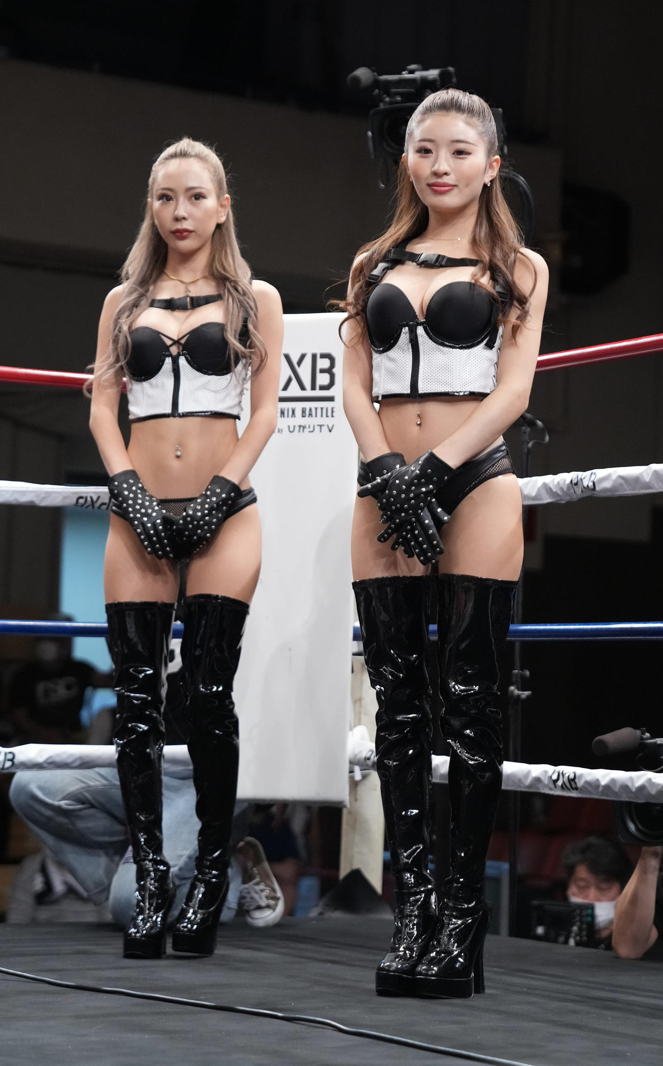 ラウンドガールのHARACHAN（左）とMIYABI（撮影・小沢裕）