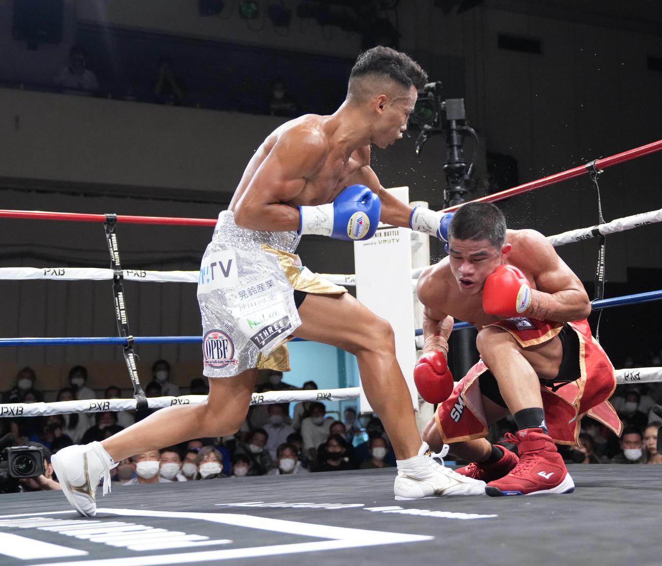3回、ペテ・アポリナル（右）にパンチを放つ武居（撮影・小沢裕）