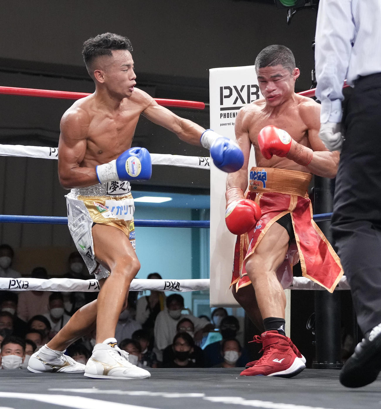 OPBF東洋太平洋スーパー・バンタム級タイトルマッチ12回戦　ペテ・アポリナル対武居　5回、ペテ・アポリナル（右）に左パンチを放つ武居（撮影・小沢裕）