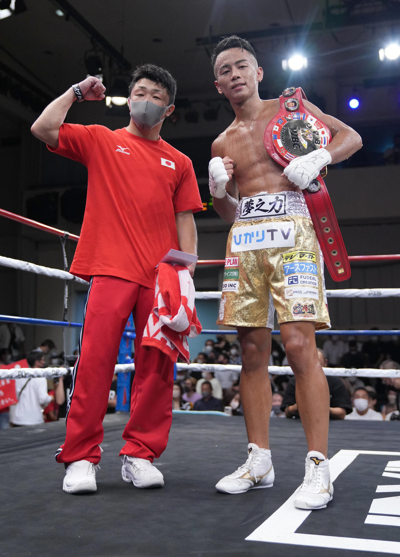 OPBF東洋太平洋スーパー・バンタム級新王者となった武居はベルトを肩に八重樫コーチ（左）と記念撮影に臨む（撮影・小沢裕）