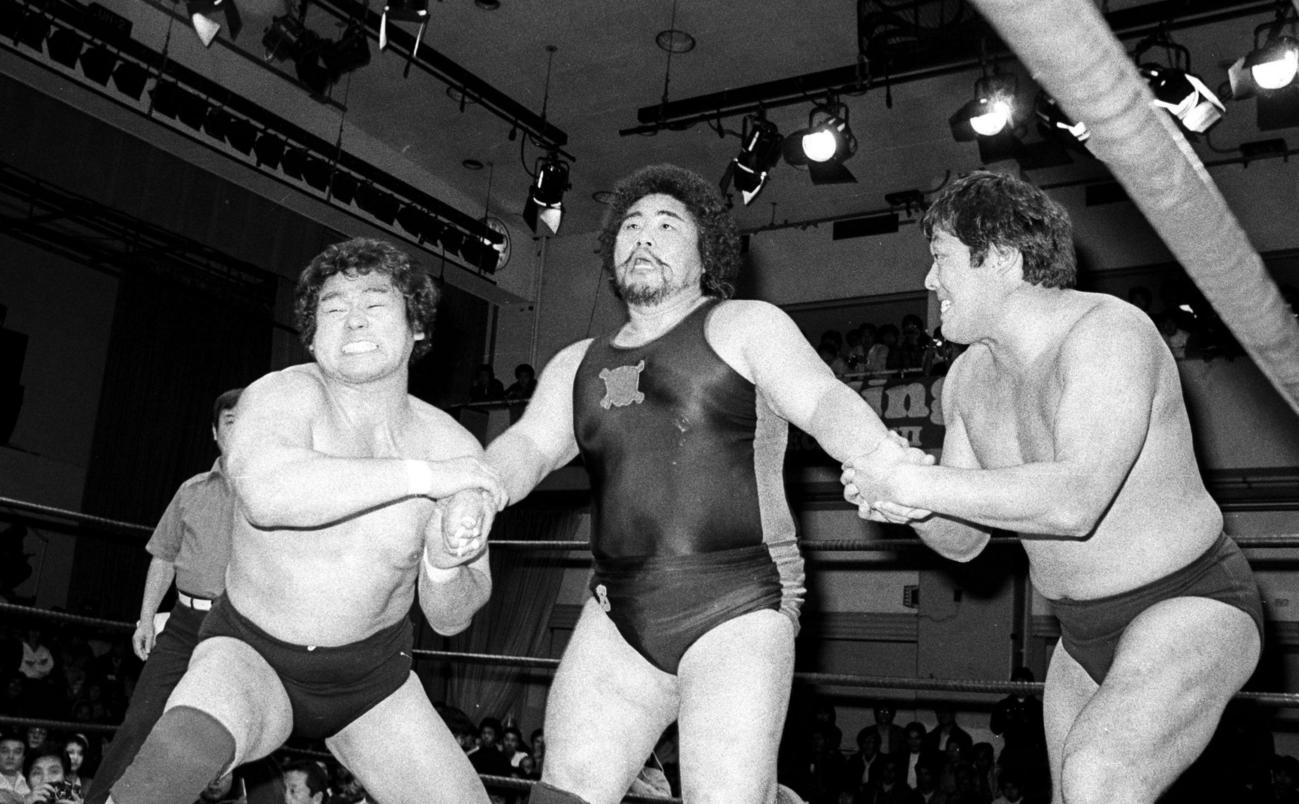 天龍源一郎（左）とジャンボ鶴田（右）にロープに振られる鶴見五郎さん（1984年12月撮影）　