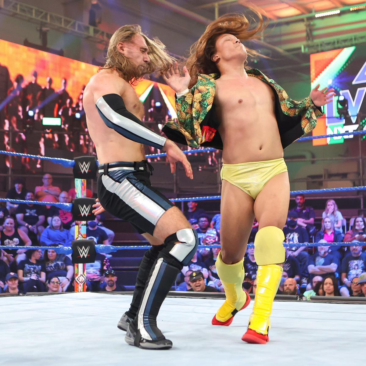 ネイサン・フレイザー（左）にジャケット掌底を放ったイケメン二郎（C）2022 WWE, Inc. All Rights Reserved.