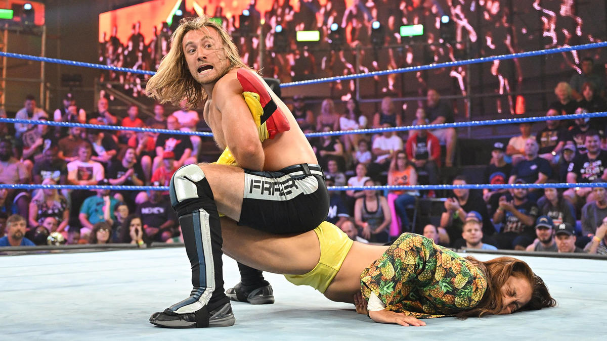 ネイサン・フレイザー（左）の逆エビ固めに苦しむイケメン二郎（C）2022 WWE, Inc. All Rights Reserved.
