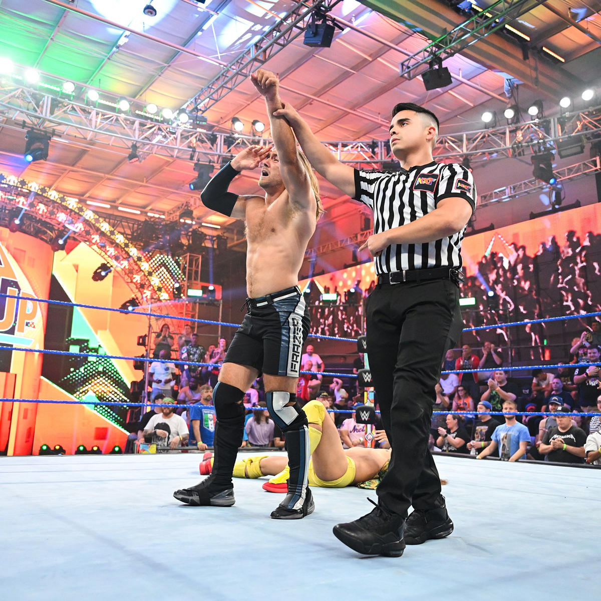 ネイサン・フレイザー（左）の勝ち名乗りのシーンで後方で倒れこむイケメン二郎（C）2022 WWE, Inc. All Rights Reserved.