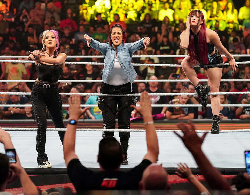 リング上で仲間のダコタ・カイ（左端）、ベイリー（中央）と存在感を示したイヨ・スカイ（C）2022 WWE, Inc. All Rights Reserved.