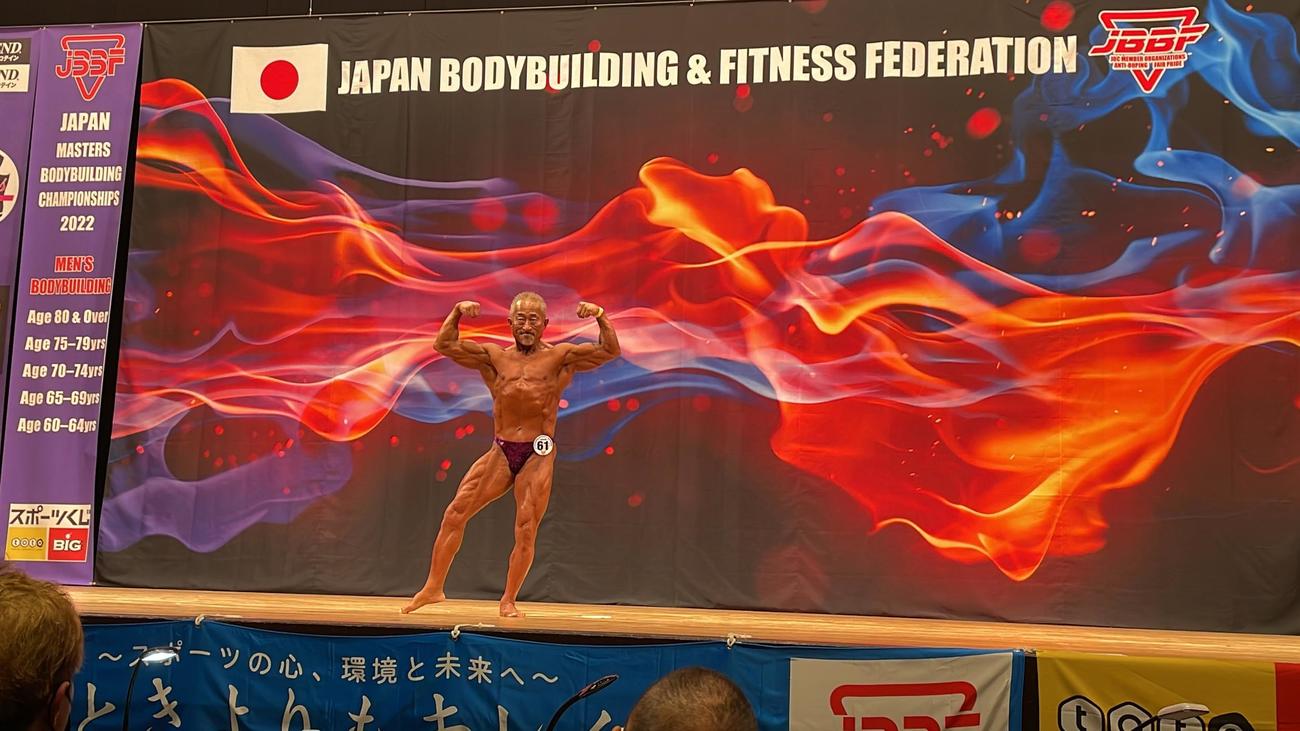 ボディビルの日本マスターズ選手権大会でポーズを決める角田信朗