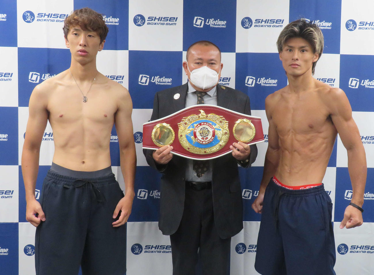 WBOAアジア・パシフィック・スーパーフェザー級王座ベルトを懸けて決定戦に臨む同級4位中川兼玄（左）と同級1位木村吉光