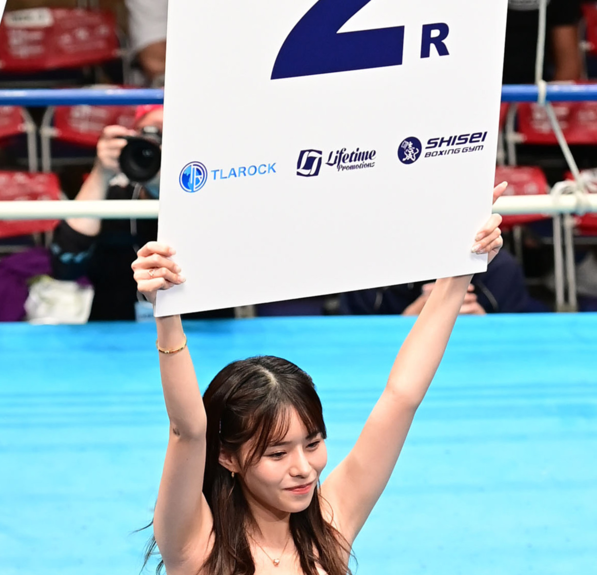 アティップボディ・スリカオ対渡辺　ラウンドガールの雛乃ぽぽ（撮影・小沢裕）
