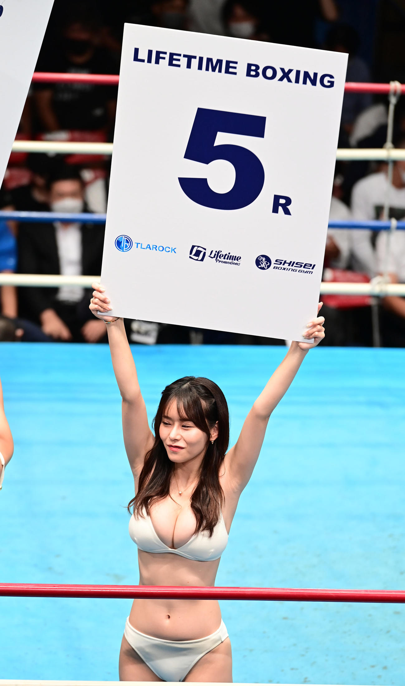 木村吉光対中川兼玄　ラウンドガールの雛乃ぽぽ（撮影・小沢裕）