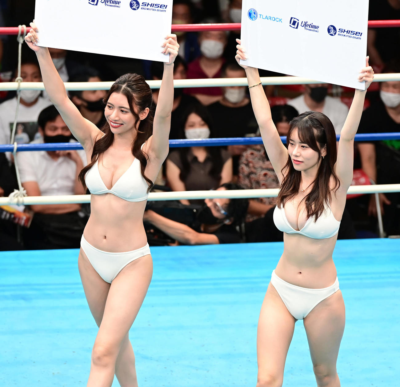 木村吉光対中川兼玄　ラウンドガールのSAYURI（左）と雛乃ぽぽ（撮影・小沢裕）