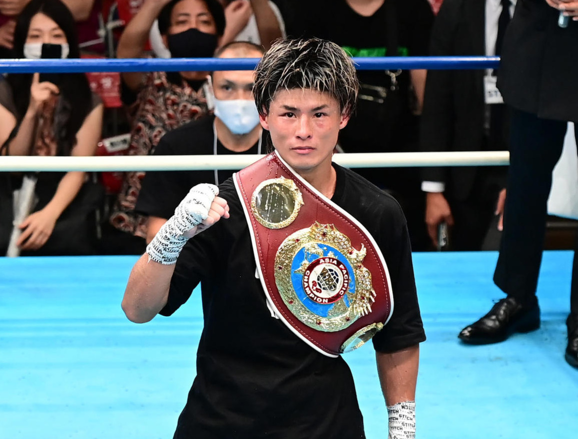 木村吉光対中川兼玄　12回、TKO勝ちを収めファイティングポーズを見せる木村（撮影・小沢裕）