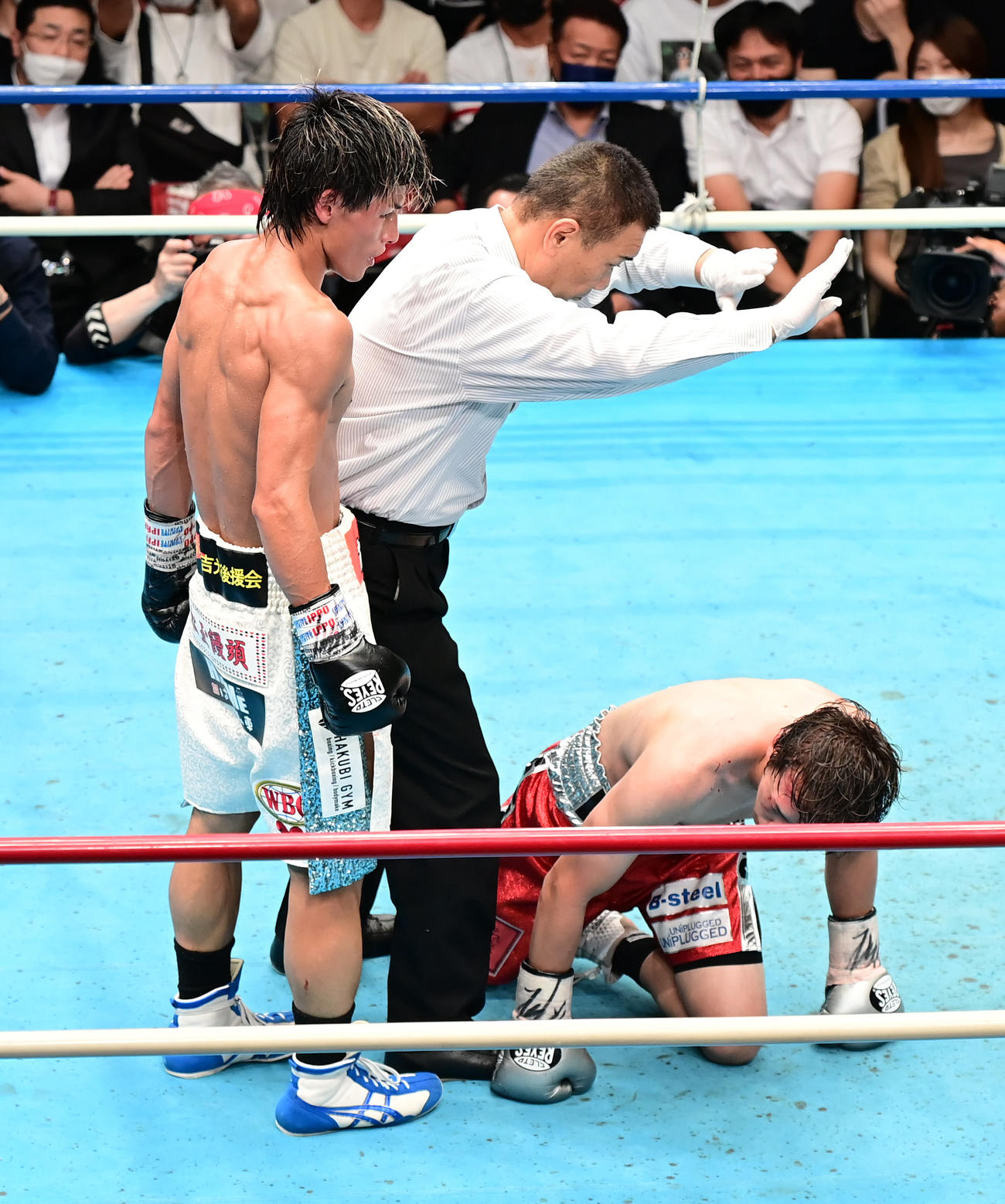 12回、中川（右）から3度目のダウンを奪いTKO勝ちを収める木村（撮影・小沢裕）