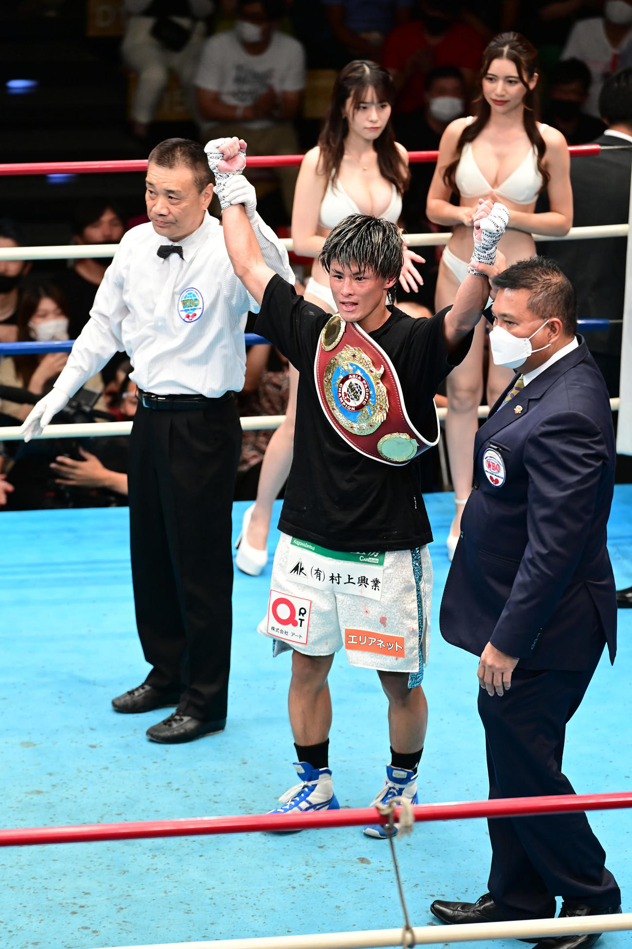 12回、TKO勝ちを収めた木村。後方左からラウンドガールの雛乃ポポ、SAYURI（撮影・小沢裕）