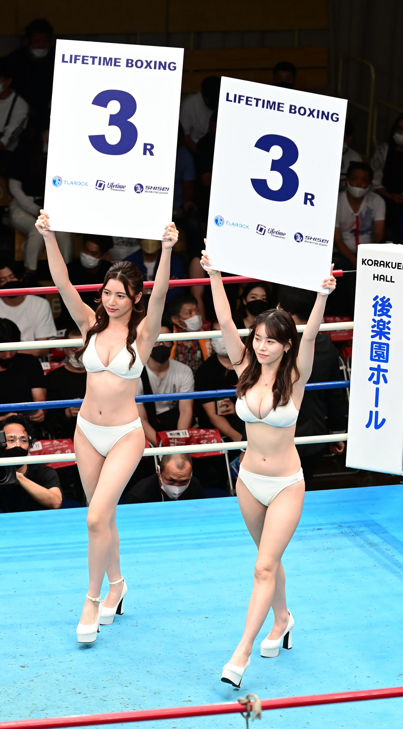 アティップボディ・スリカオ対渡辺　ラウンドガールのSAYURI（左）と雛乃ポポ（撮影・小沢裕）