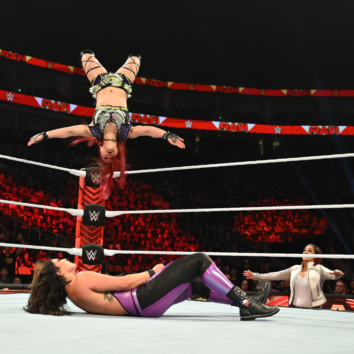 ラケル・ロドリゲス（下）に月面水爆を成功させたイヨ・スカイ（C）2022 WWE, Inc. All Rights Reserved.