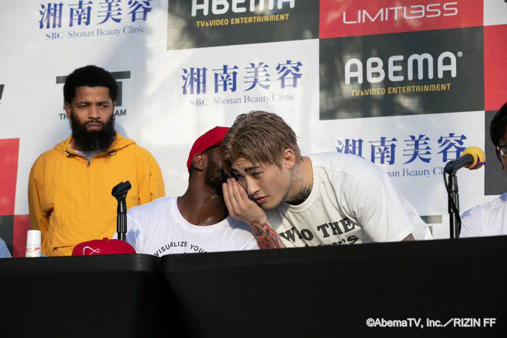 平本蓮（右）に耳打ちするメイウェザー（C)AbemaTV, Inc.／RIZIN FF