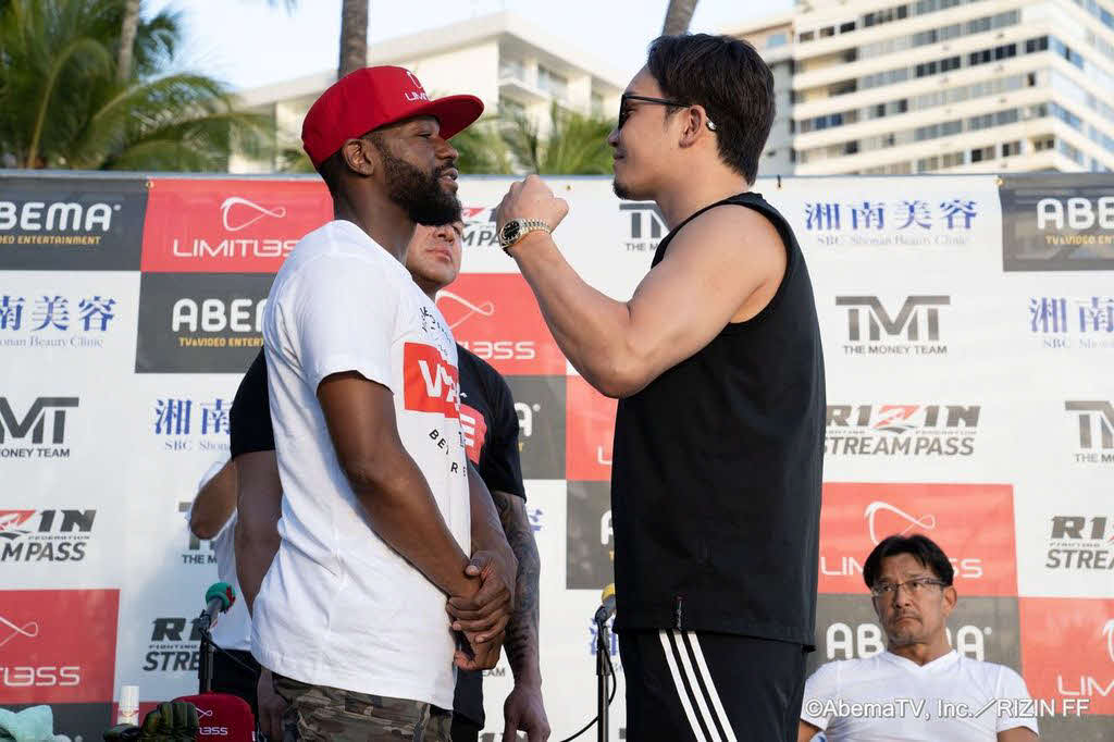 にらみ合うメイウェザー（左）と朝倉（C)AbemaTV, Inc.／RIZIN FF