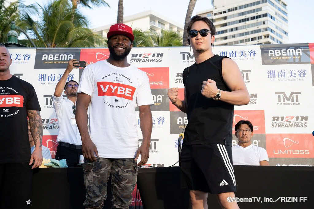 ポーズを取るメイウェザー（左）と朝倉（C)AbemaTV, Inc.／RIZIN FF
