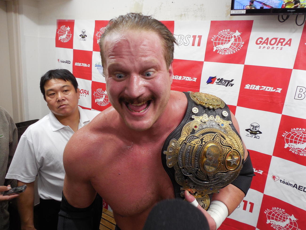 勝利者インタビューで興奮気味にまくしたてるジョー・ドーリング（2017年11月9日撮影）