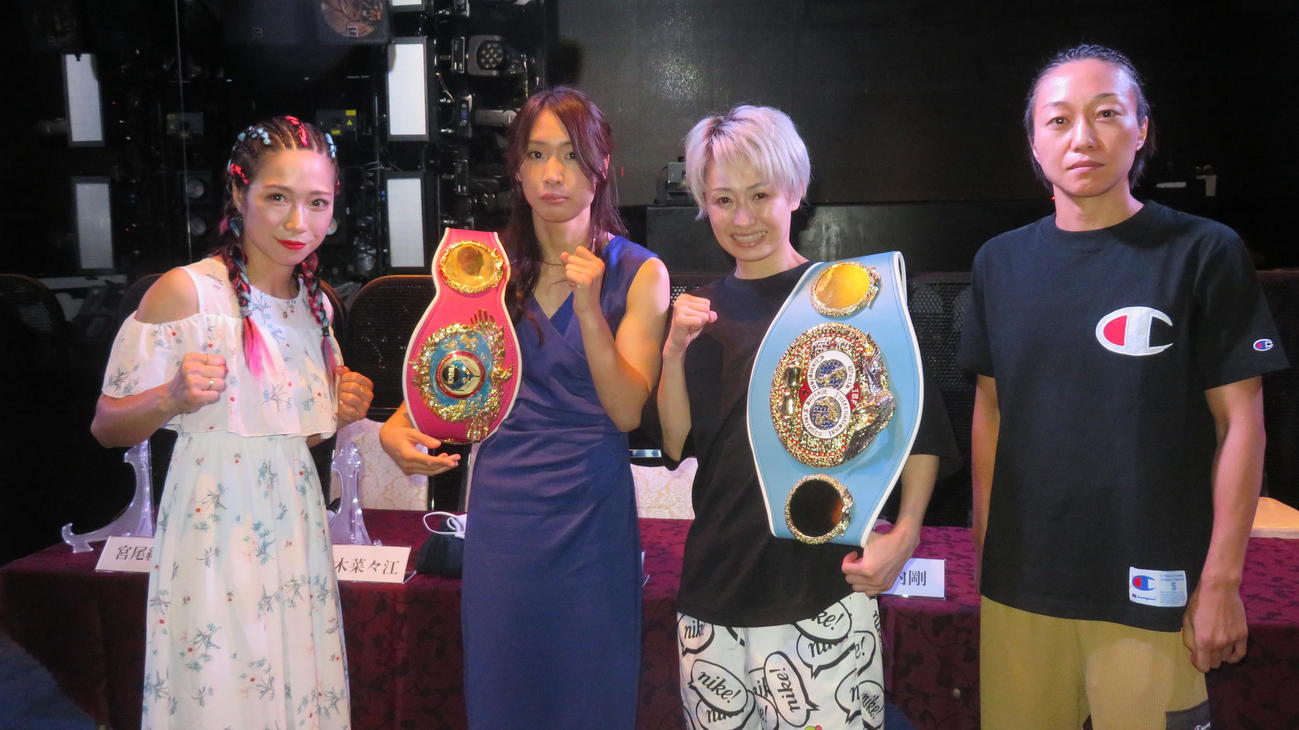 女子ダブル世界戦で激突する4選手。黒木優子（左端）を迎え撃つWBOアトム級王者鈴木菜々江（同2番目）と岩川美花（右端）の挑戦を受けるIBFアトム級王者宮尾綾香