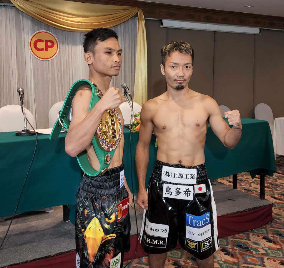 計量クリアしたWBC世界ミニマム級王者パンヤ・プラダブスリ（左）と同級12位田中教仁（三迫ジム提供）