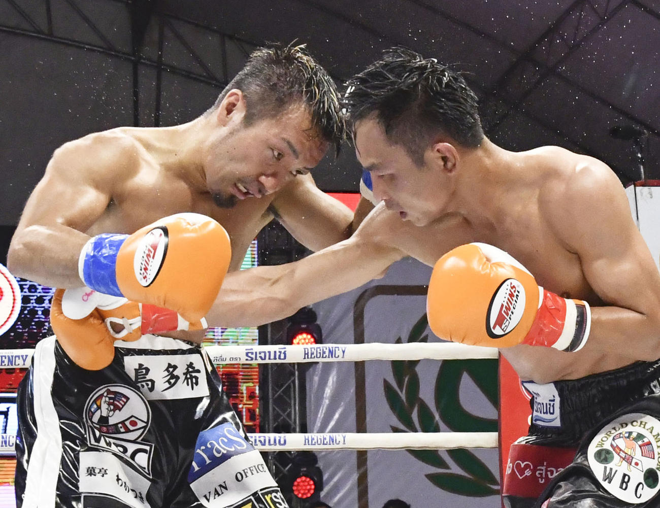 WBCミニマム級タイトルマッチで、パンヤ・プラダブスリ（右）と攻め合う田中教仁（共同）