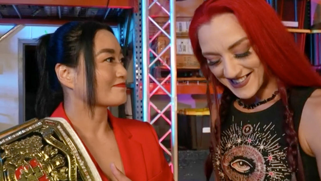 前NXT・UK女子王者アルバ・ファイア（右）と再会した現NXT・UK女子王者里村明衣子（C）2022 WWE, Inc. All Rights Reserved.