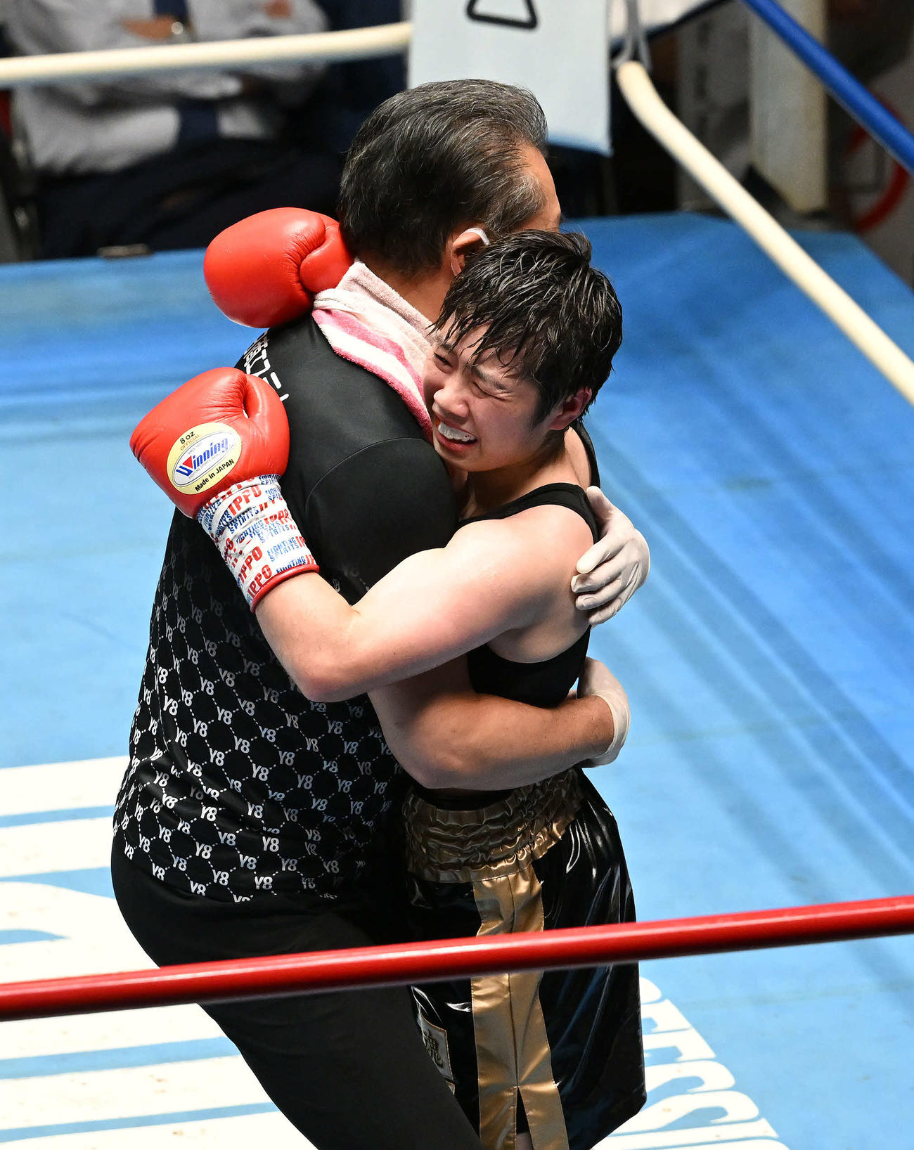 5回、TKO勝ちした山中は山下会長と抱き合って喜ぶ（撮影・滝沢徹郎）