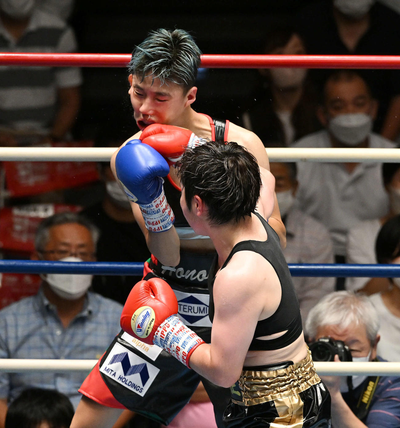 5回、山中（手前）は狩野にTKO勝ちする（撮影・滝沢徹郎）