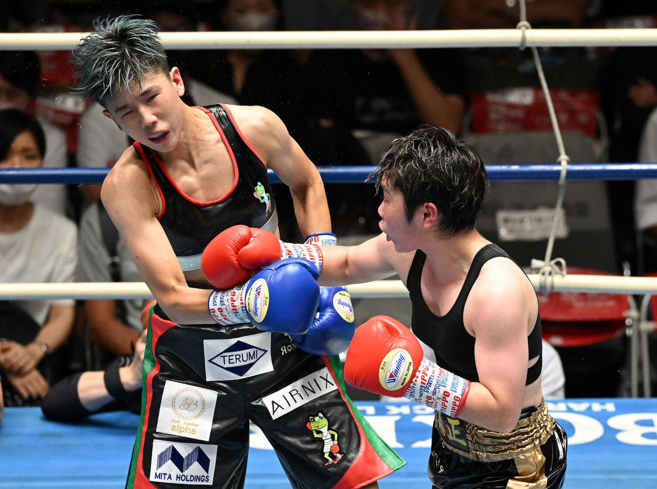 5回、山中（右）は狩野にパンチを見舞う（撮影・滝沢徹郎）