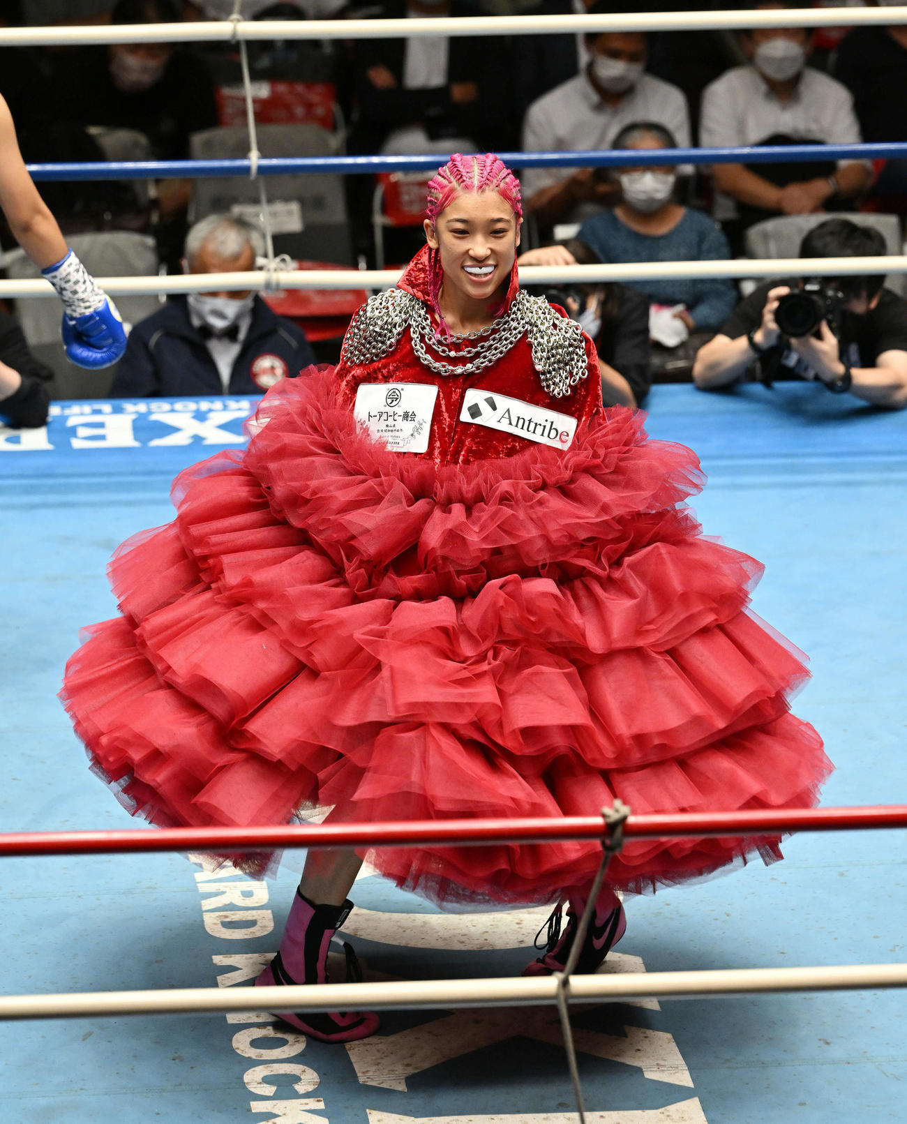柳井戦に赤いドレス姿でリングインした晝田（撮影・滝沢徹郎）