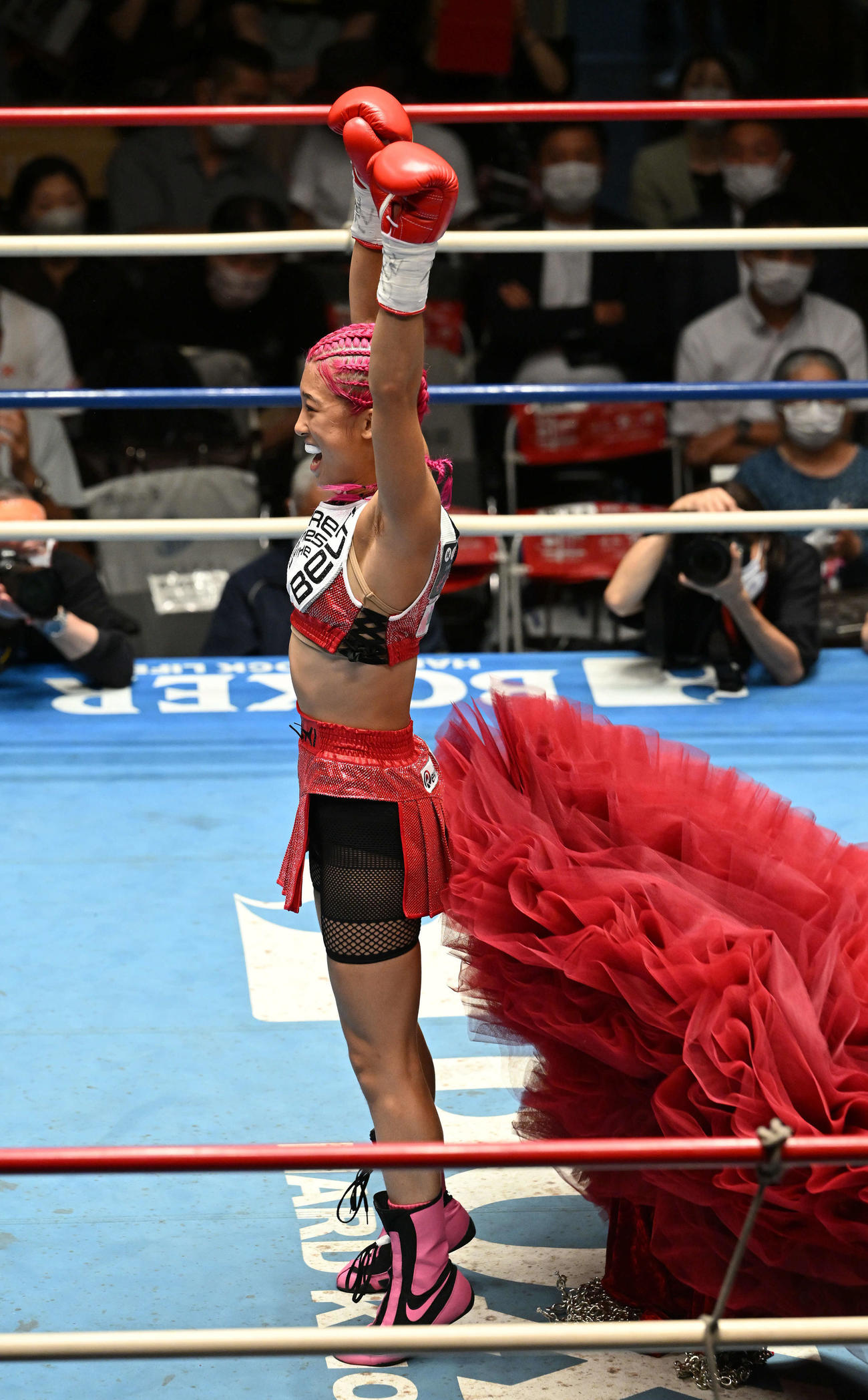 柳井戦にリングインし赤いドレスを脱ぎ捨てる晝田（撮影・滝沢徹郎）
