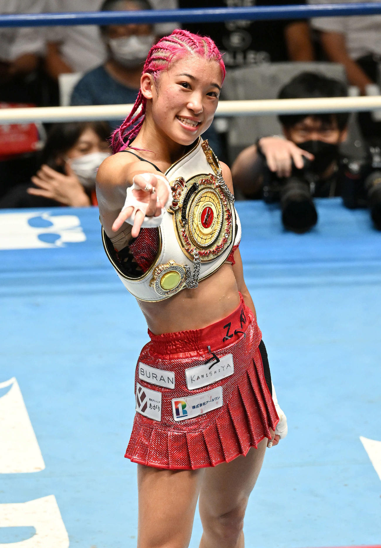チャンピオンとなりベルトを巻いて記念撮影する晝田（撮影・滝沢徹郎）