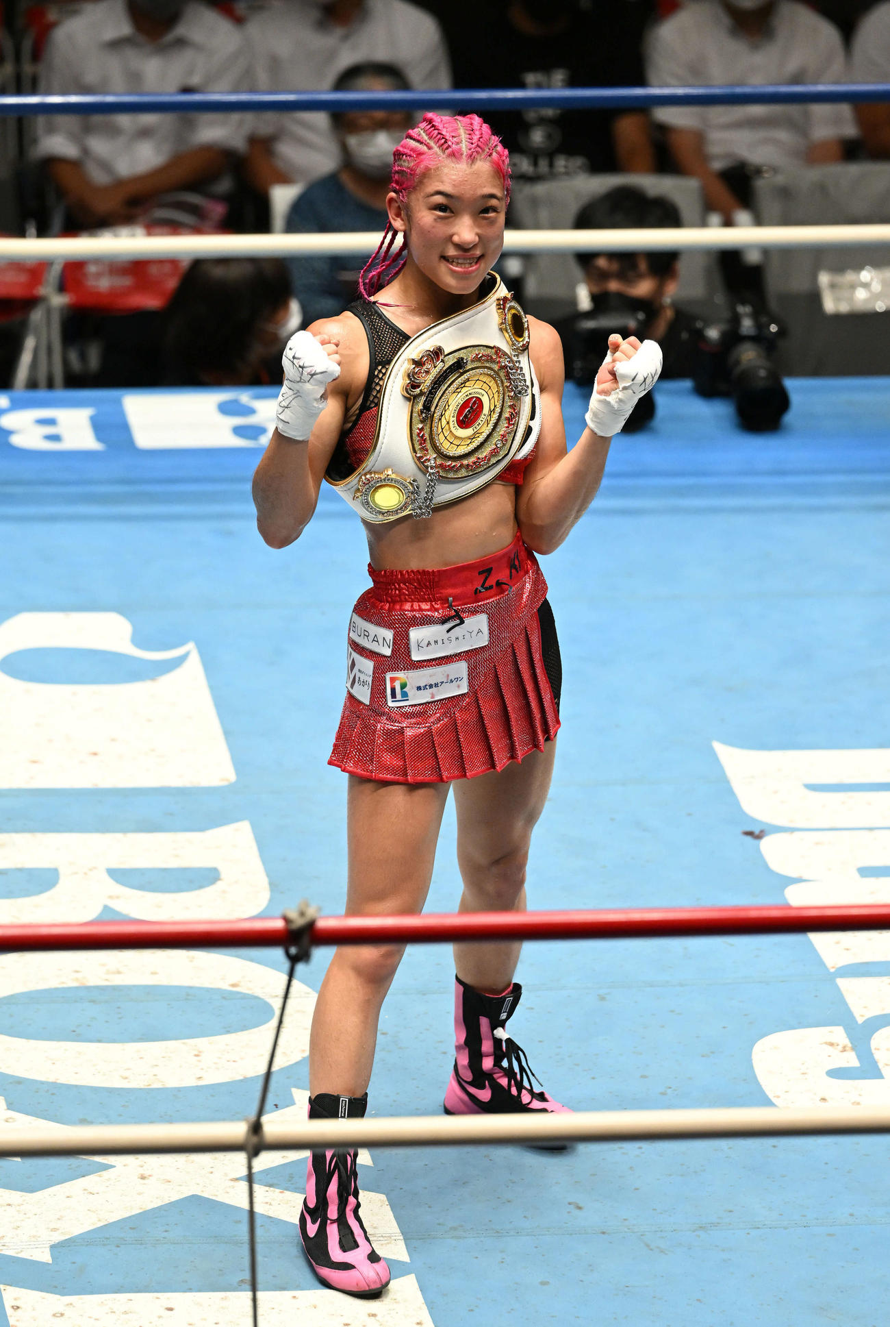 チャンピオンとなりベルトを巻いて記念撮影する晝田（撮影・滝沢徹郎）