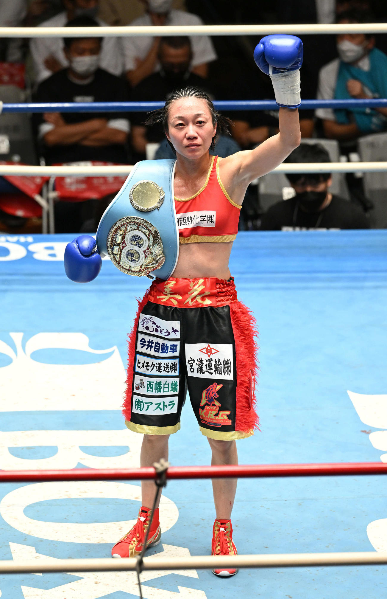 新チャンピオンとなりベルトを肩に記念撮影する岩川（撮影・滝沢徹郎）