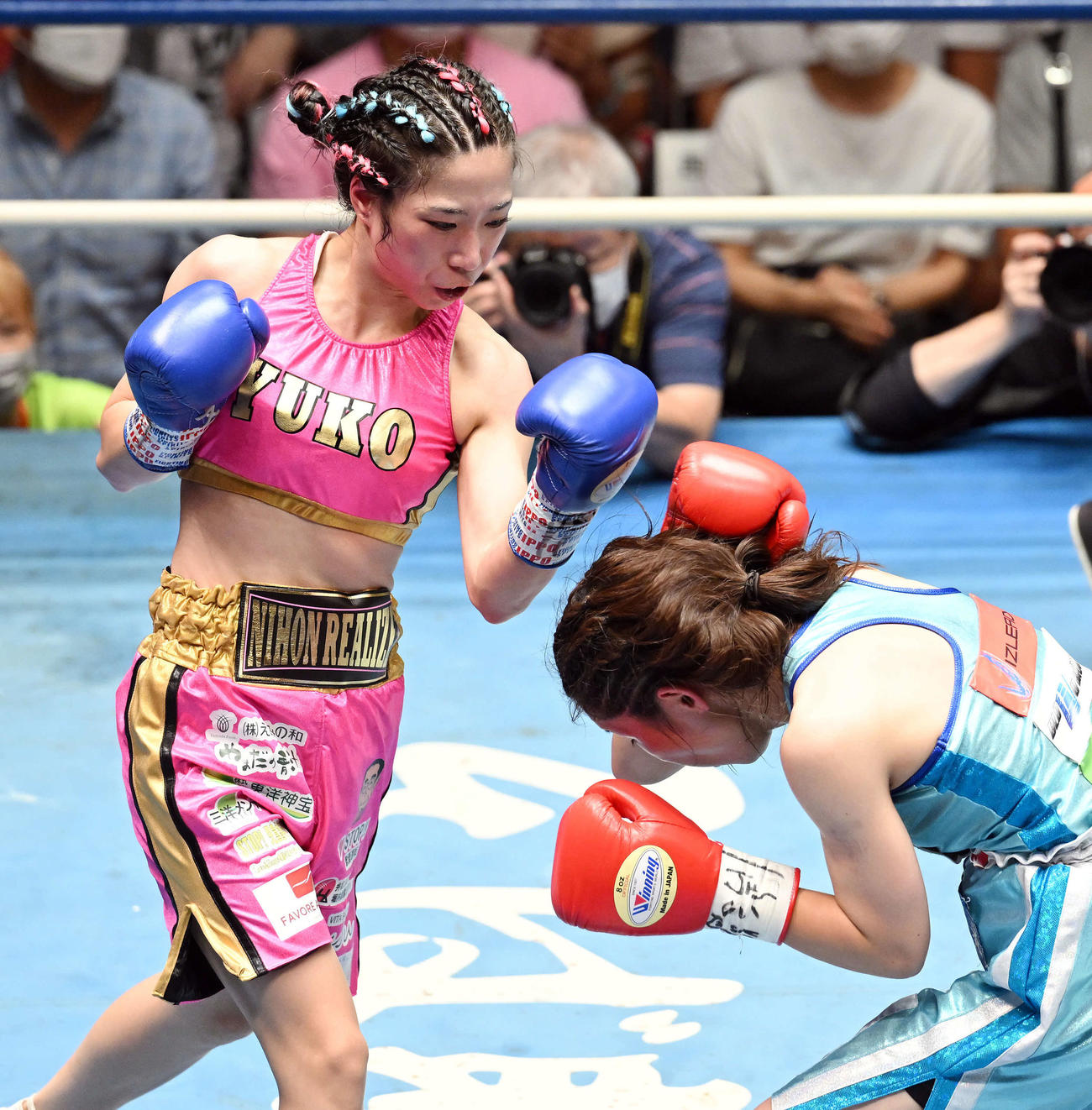 5回、黒木（左）は鈴木にパンチを見舞う（撮影・滝沢徹郎）