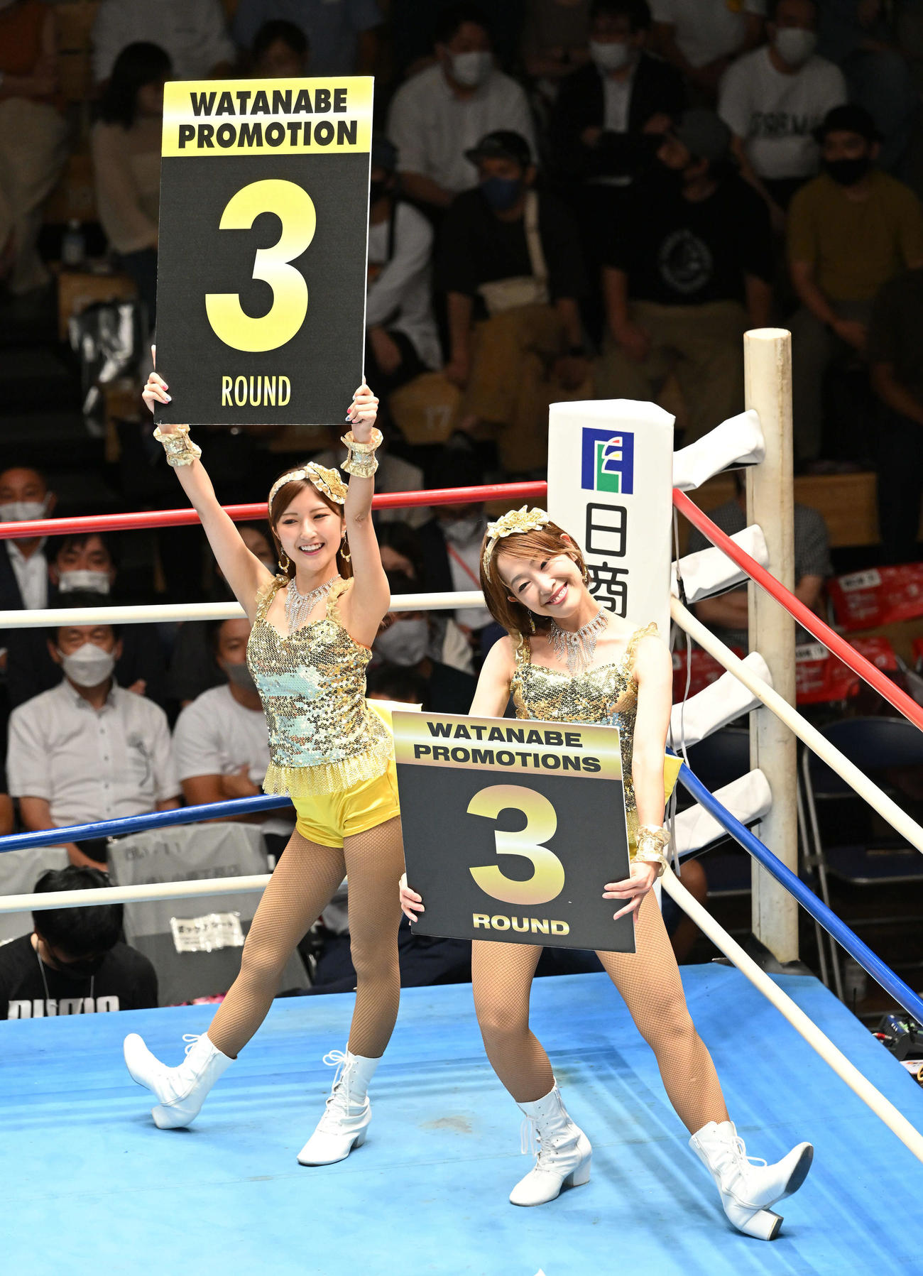 ラウンドガールを務める窪田莉朋（左）と瀧山うさぎ（撮影・滝沢徹郎）