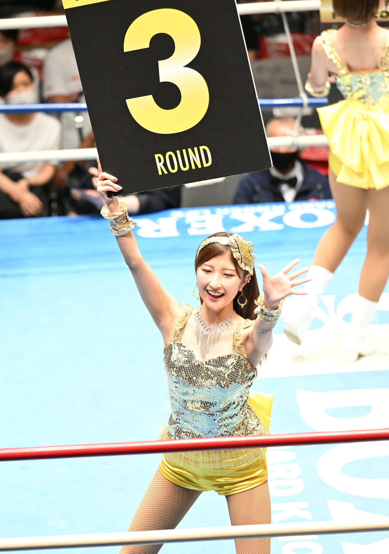 ラウンドガールを務める窪田莉朋（撮影・滝沢徹郎）