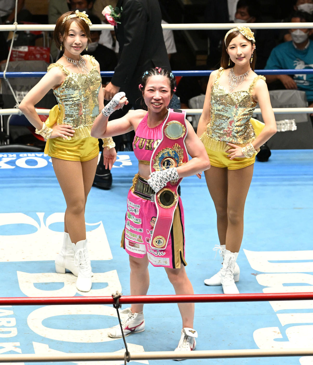 新チャンピオンとなりベルトを肩に記念撮影する黒木。左はラウンドガールガールの瀧山うさぎと窪田莉朋（撮影・滝沢徹郎）