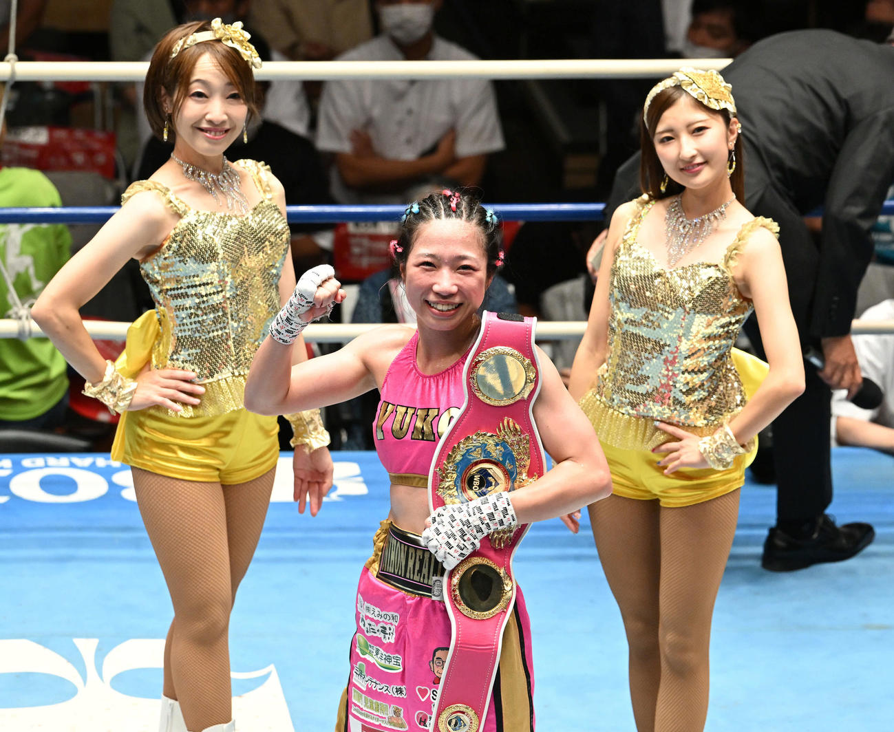 新チャンピオンとなりベルトを肩に記念撮影する黒木。左はラウンドガールガールの瀧山うさぎと窪田莉朋（撮影・滝沢徹郎）