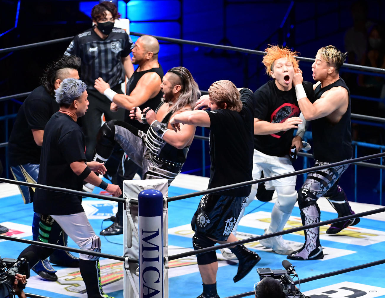 大岩陵平、YOH、YOSHIーHASHI、後藤洋央紀対ディック東郷、SHO、高橋裕二郎、EVIL 8人タッグマッチで殴りかかる両軍の選手たち（撮影・小沢裕）