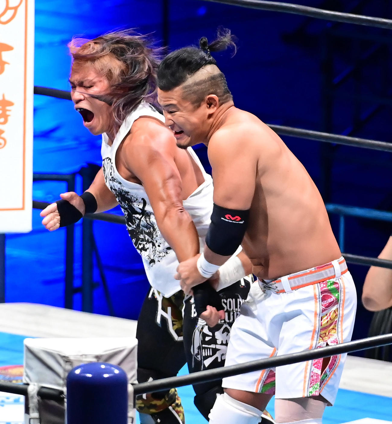 本間、真壁、KUSHIDA対ヒクレオ、KENTA、石森　石森（左）の腕を締め上げるKUSHIDA（撮影・小沢裕）
