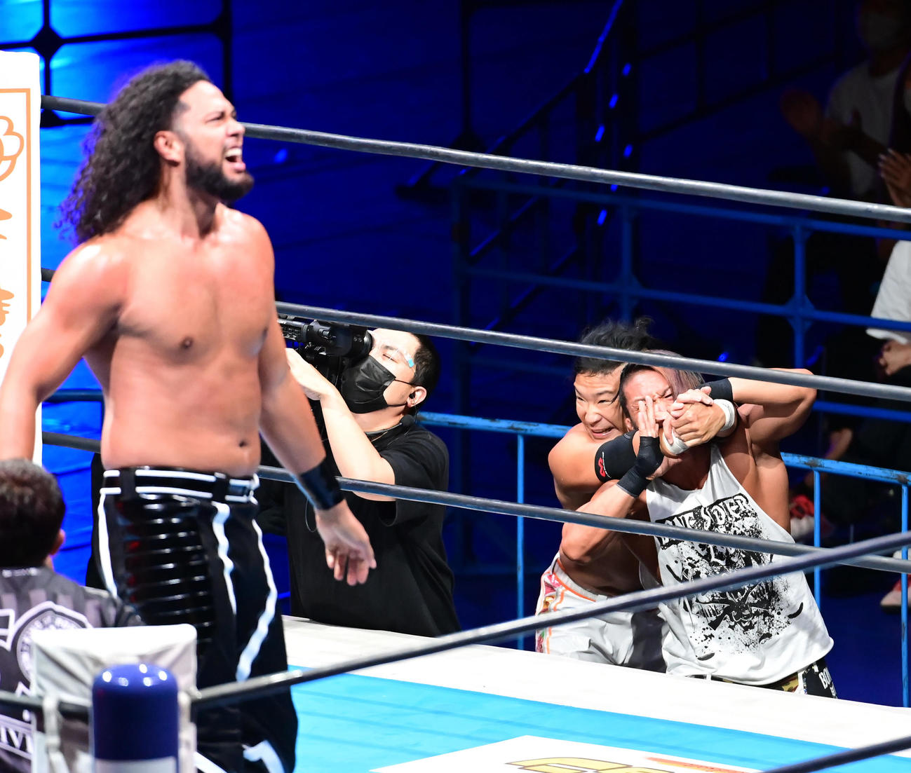 本間、真壁、KUSHIDA対ヒクレオ、KENTA、石森　場外で乱闘するKUSHIDA（中央）と石森（撮影・小沢裕）