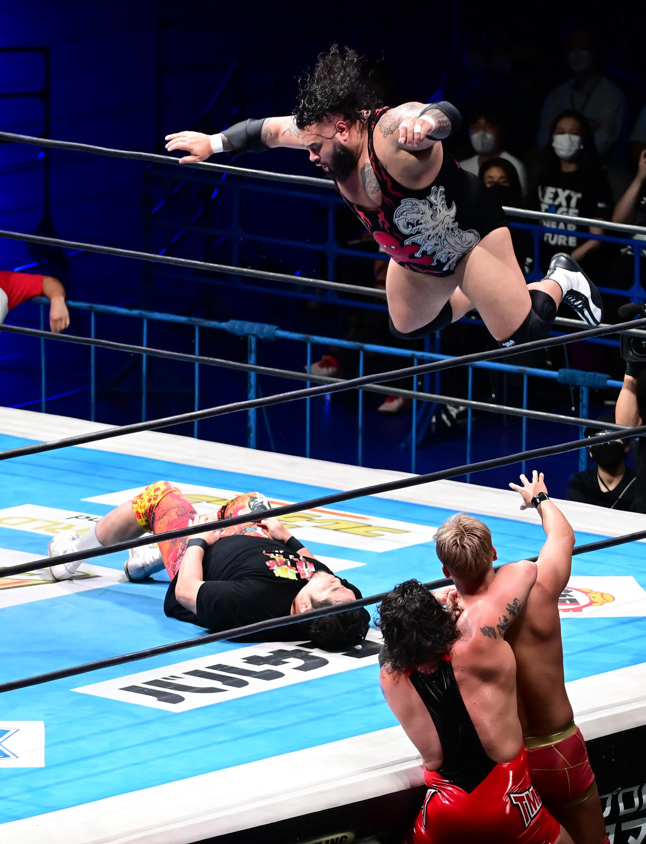 矢野、棚橋、オカダ・カズチカ対バッド・デュード・ティト、シェイン・ヘイスト、JONAH　オカダ・カズチカ（右下）は矢野通にダイビングボディープレスを浴びせるJONAH（右上）を阻止できず6人タッグ戦で敗れる（撮影・小沢裕）