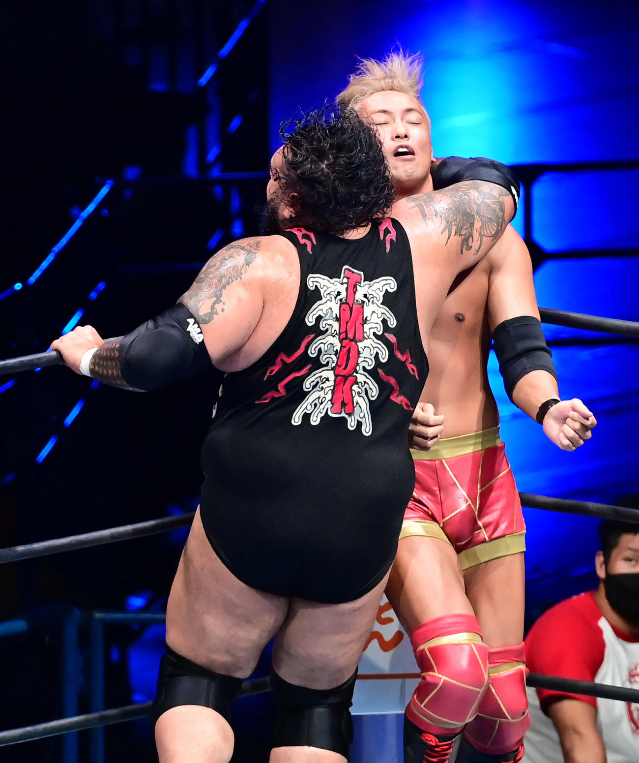 矢野、棚橋、オカダ・カズチカ対バッド・デュード・ティト、シェイン・ヘイスト、JONAH　コーナーでJONAH（左）に体当たりされるオカダ・カズチカ（撮影・小沢裕）